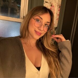 Meet your Posher, Ella